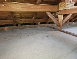 Zateplení stropu rodinného domu pomocí foukané izolace